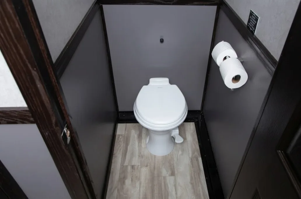 10 STALL RESTROOM (1)