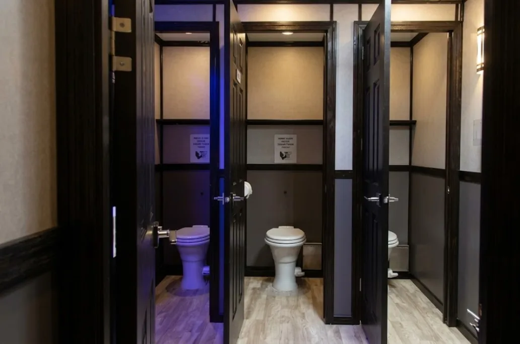 10 STALL RESTROOM (3)