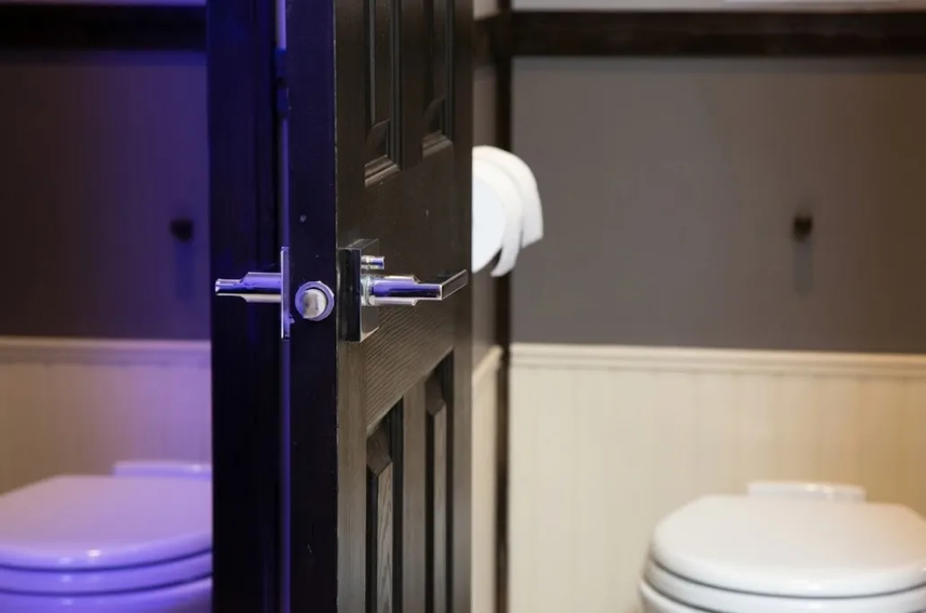 10 STALL RESTROOM (4)