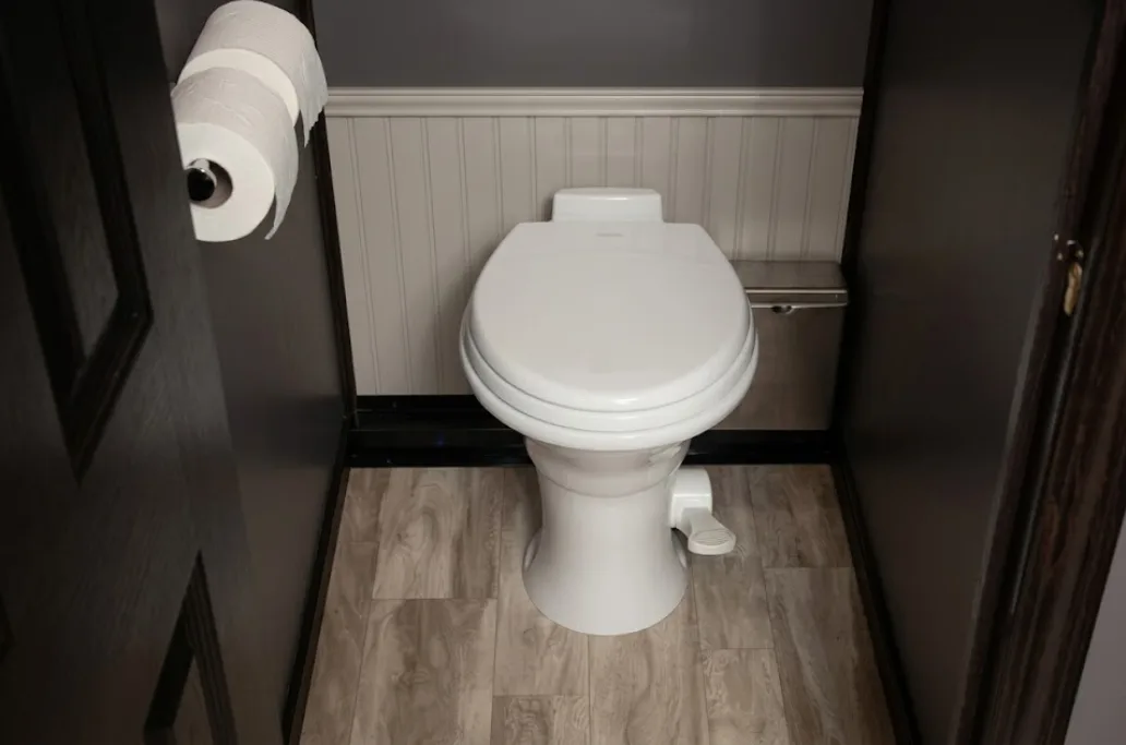 10 STALL RESTROOM (5)