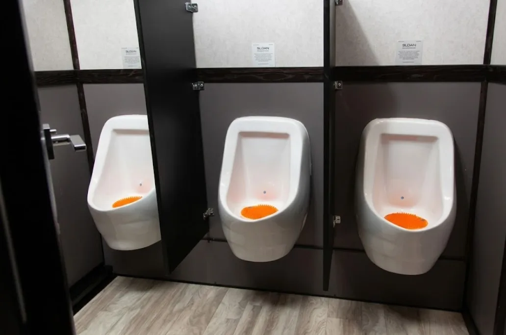 10 STALL RESTROOM (7)